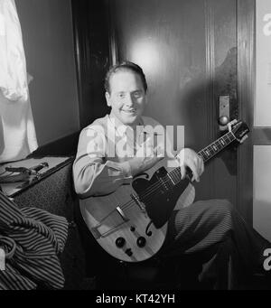 Dieses ikonische Bild zeigt Les Paul, einen bekannten amerikanischen Gitarristen und Erfinder, aufgenommen um Januar 1947 von William P. Gottlieb, einem prominenten Fotografen. Stockfoto