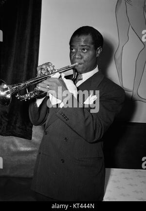 Dieses Foto, aufgenommen von William P. Gottlieb, zeigt den legendären Jazzmusiker Louis Armstrong in den späten 1930er bis frühen 1940er Jahren Stockfoto