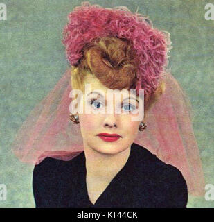 Dies ist ein zugeschnittenes Bild von Lucille Ball aus dem Jahr 1944, das die berühmte amerikanische Schauspielerin und Komikerin zeigt. Sie war bekannt für ihre Rollen in Fernsehen und Film Mitte des 20. Jahrhunderts. Stockfoto