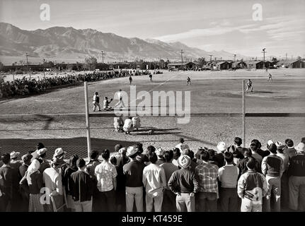 Foto von Ansel Adams, das ein Baseballspiel im Manzanar war Relocation Center während des Zweiten Weltkriegs zeigt und das Gemeindeleben des Lagers beleuchtet. Stockfoto