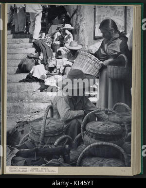 Das Foto „Market Scene – Taxco 30595v“ zeigt eine lebhafte Marktszene in Taxco, Mexiko, mit lokalen Anbietern, Waren und kulturellen Elementen. Dieses Bild zeigt die geschäftige Aktivität und lebhafte Atmosphäre dieses traditionellen mexikanischen Marktes. Stockfoto