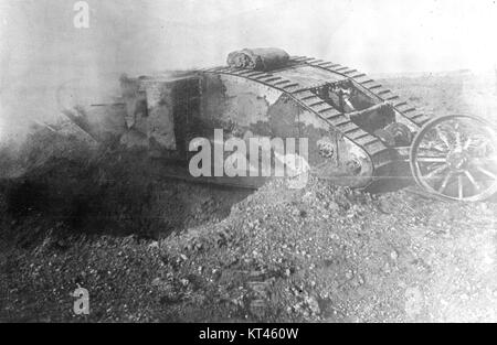 Die britische Mark I, die während des Ersten Weltkriegs eingeführt wurde, war der erste einsatzfähige Panzer. Der erste Kampfeinsatz fand in der Schlacht von Flers-Courcelette am 15. September 1916 statt, was eine bedeutende Entwicklung der militärischen Kriegsführung bedeutete. Stockfoto