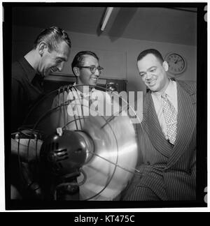Dieses Porträt zeigt Arnett Cobb, einen prominenten amerikanischen Jazzsaxophonisten, sowie Symphony Sid, einen bekannten Jazz-DJ. Zwischen 1946 und 1948 in New York aufgenommen, fängt es einen Moment der Zeit während der Jazzzeit ein. Sowohl Cobb als auch Symphony Sid waren einflussreiche Persönlichkeiten in der Musikszene und trugen maßgeblich zur Popularität des Jazz Mitte des 20. Jahrhunderts bei. Das Foto ist ein wichtiges historisches Artefakt in der Jazzkultur. Stockfoto