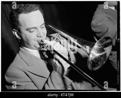Dieses Bild, das William P. Gottlieb aufgenommen hat, zeigt Milt Bernhart, einen prominenten amerikanischen Jazzposaunisten. Das Foto ist Teil der historischen Sammlung, die Jazzmusiker aus den späten 1940er Jahren dokumentiert Stockfoto