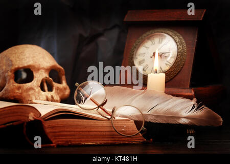 Vintage Stillleben mit Beleuchtung Kerze in der Nähe von alten Dingen Stockfoto