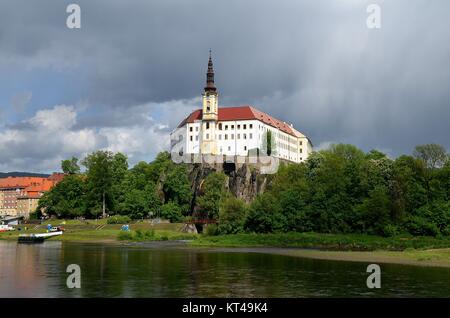 Děčín (Tetschen) am Fluss Labe (Elbe) in der Tschechischen Republik: das Schloss über dem Fluss Stockfoto