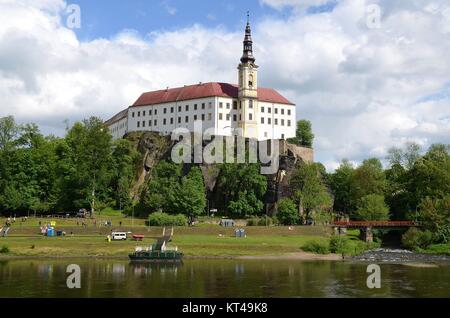 Děčín (Tetschen) am Fluss Labe (Elbe) in der Tschechischen Republik: das Schloss über dem Fluss Stockfoto