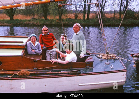 Gruppe segeln auf Norfolk Broads, 1963 Stockfoto