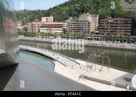 Blick auf die Spinne Skulptur "aman" von der Künstlerin Louise Bourgeois, auf nerviòn Fluss vor Bilbao Guggenheim Museum entfernt. Stockfoto