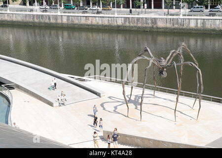 Blick auf die Spinne Skulptur "aman" von der Künstlerin Louise Bourgeois, auf nerviòn Fluss vor Bilbao Guggenheim Museum entfernt. Stockfoto