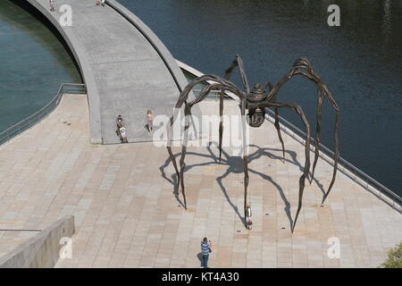 Blick von oben auf die Spinne Skulptur "aman" von der Künstlerin Louise Bourgeois, auf nerviòn Fluss vor Bilbao Guggenheim Museum entfernt. Stockfoto