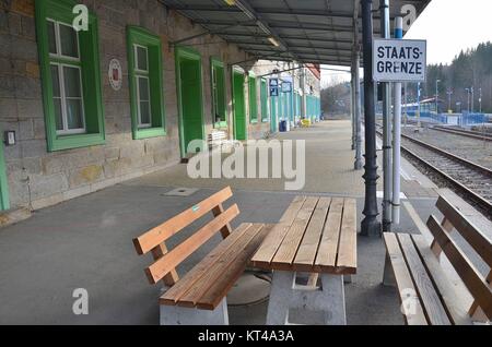 Das Dorf Železná Ruda (Markt Eisenstein), der Tschechischen Republik, an der Grenze zu Bayern: Grenzübergang bei der geteilten Bahnhof Stockfoto