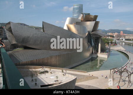 Blick auf Bilbao Guggenheim Museum und die Spinne Skulptur "aman" von der Künstlerin Louise Bourgeois, auf nerviòn River entfernt. Stockfoto