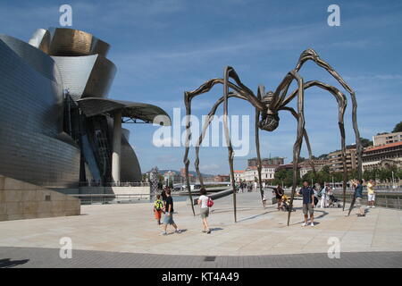 Blick auf Bilbao Guggenheim Museum und die Spinne Skulptur "aman" von der Künstlerin Louise Bourgeois, auf nerviòn River entfernt. Stockfoto