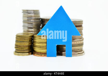 Haus Modell und Stapel von Münzen Stockfoto
