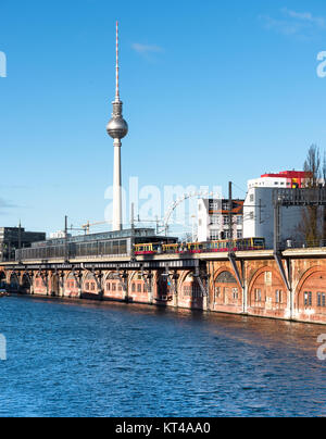 Blick über die Spree auf der S-Bahn und zum Alexanderplatz Fernsehturm Stockfoto