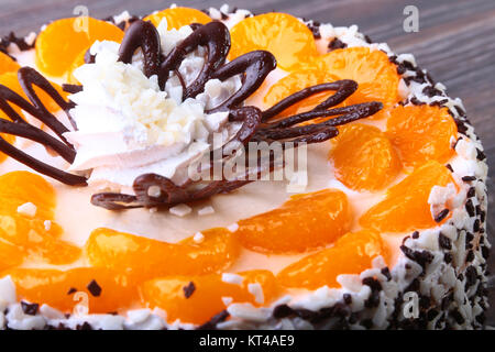 Schöne hausgemachte Schokolade Kuchen dekoriert mit Mandarinen. Stockfoto