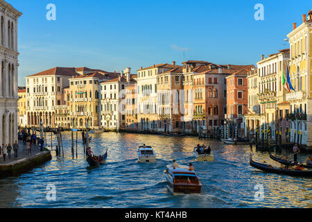 Gondeln, Wassertaxi und anderen Boote auf dem Canal Grande (Canale Grande), Venedig, Italien Stockfoto