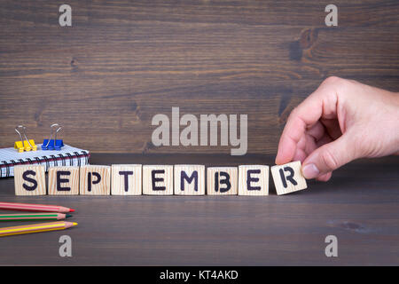 September. Holz- Buchstaben auf dem Schreibtisch, informative und Kommunikation Hintergrund Stockfoto