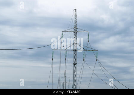 Bau einer Hochspannungsleitung. Stockfoto