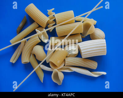 Traditionelle italienische Pasta, blauer Hintergrund Stockfoto