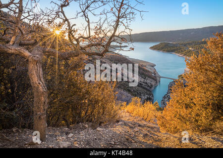 Fluss Verdon fließt in den künstlichen See von Sainte-Croix-du-Verdon, Südfrankreich. Stockfoto