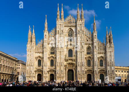 Menschen am Duomo Platz vor der Mailänder Dom, die größte Kirche in Italien, Mailand, Lombardei Stockfoto