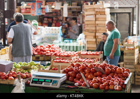 Tomaten stehen auf der überdachten Obst und Gemüse Markt, Nis, Serbien Stockfoto