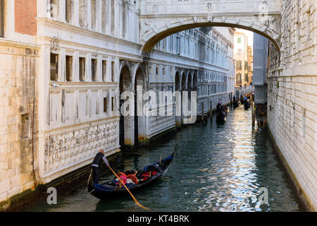 Die gondolieri Segeln ihre Gondeln auf kleinen Kanal in Venedig, Venetien, Italien Stockfoto
