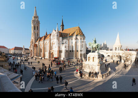 King St Stephen Reiterstatue von Bildhauer Alajas Strobl und Matthias Kirche (Matyas templom) an der Fischerbastei, Budapest, Ungarn Stockfoto