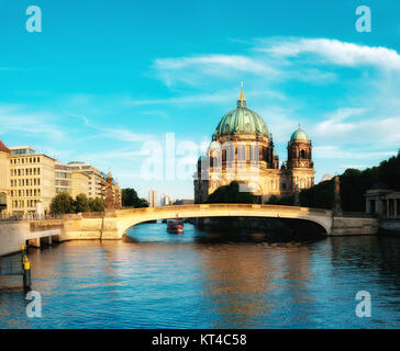 Am Nachmittag Blick auf den Berliner Dom über die Spree. Dieses Bild wird gestrafft. Stockfoto