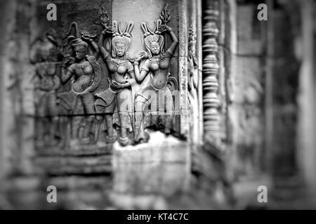 Stein-Wandmalereien und Skulpturen in Angkor Wat, Kambodscha Stockfoto