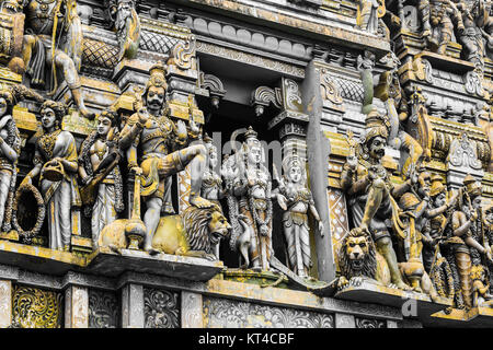 Closeup Details auf dem Turm eines Hindu-Tempels in Colombo, Sri Lanka, Lord Shiva gewidmet. Stockfoto