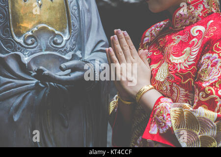 Frau Hand in Bezug auf Buddha-Statue. Stockfoto
