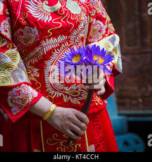Frau Hand in Bezug auf Buddha-Statue. Stockfoto