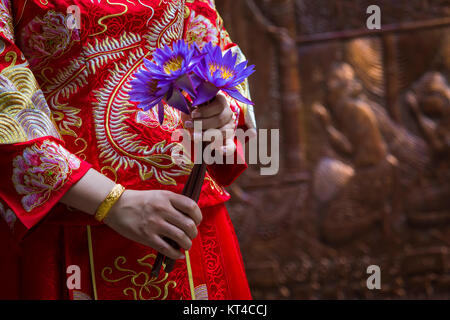 Frau Hand in Bezug auf Buddha-Statue. Stockfoto