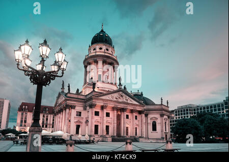 Neue Kirche (Deutscher Dom oder Deutscher Dom) am Gendarmenmarkt am Abend Stockfoto