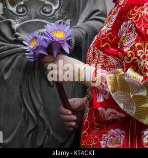 Frau Hand in Bezug auf Buddha-Statue. Stockfoto