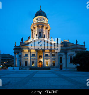 Neue Kirche (Deutscher Dom oder Deutscher Dom) am Gendarmenmarkt am Abend Stockfoto