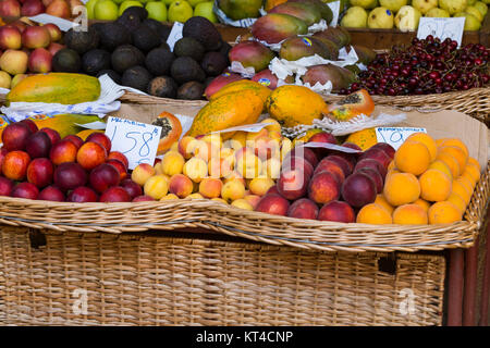 Frische exotische Früchte im Mercado Dos Lavradores. Funchal, Madeira Stockfoto