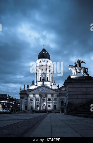 Neue Kirche (Deutscher Dom oder Deutscher Dom) am Gendarmenmarkt am Abend Stockfoto