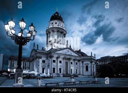 Neue Kirche (Deutscher Dom oder Deutscher Dom) am Gendarmenmarkt am Abend Stockfoto