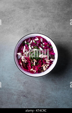 Rotkohl Salat mit Schnittlauch und Kerne Stockfoto