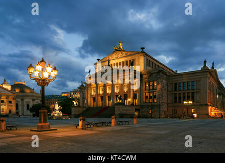 Berlin, Konzerthaus am Gendarmenmarkt Square bei Nacht Stockfoto