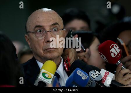 Der brasilianische Finanzminister Henrique Meirelles spricht mit den Medien nach einem Treffen mit dem Präsidenten der Abgeordnetenkammer am 14. Dezember 2017 in Brasilia, Brasilien. (Wilson Dias/Agencia Brasil über Planetpix) Stockfoto