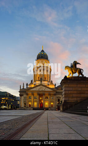 Neue Kirche (Deutscher Dom oder Deutscher Dom) am Gendarmenmarkt am Abend Stockfoto