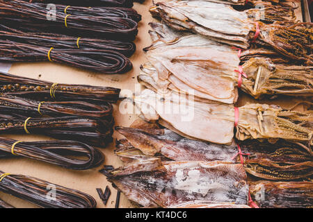 Getrockneten Tintenfisch in am Markt in Korea Stockfoto
