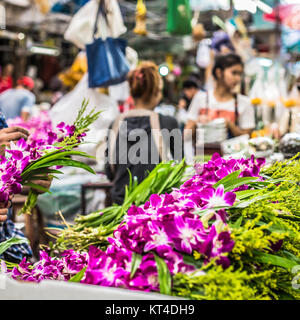 Lila und weißen Orchideen Blumen-Bouquets gestapelt auf dem Display am Blumenmarkt in Bangkok, Thailand Stockfoto