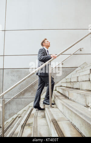 Geschäftsmann auf der Treppe Stockfoto