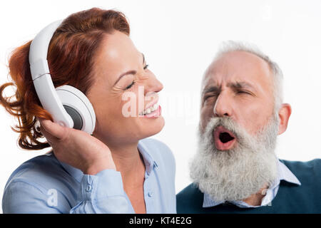 Älteres Paar mit Kopfhörer Stockfoto